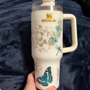 New 40oz cream Stanley with custom vinyl and epoxy (not done by me)